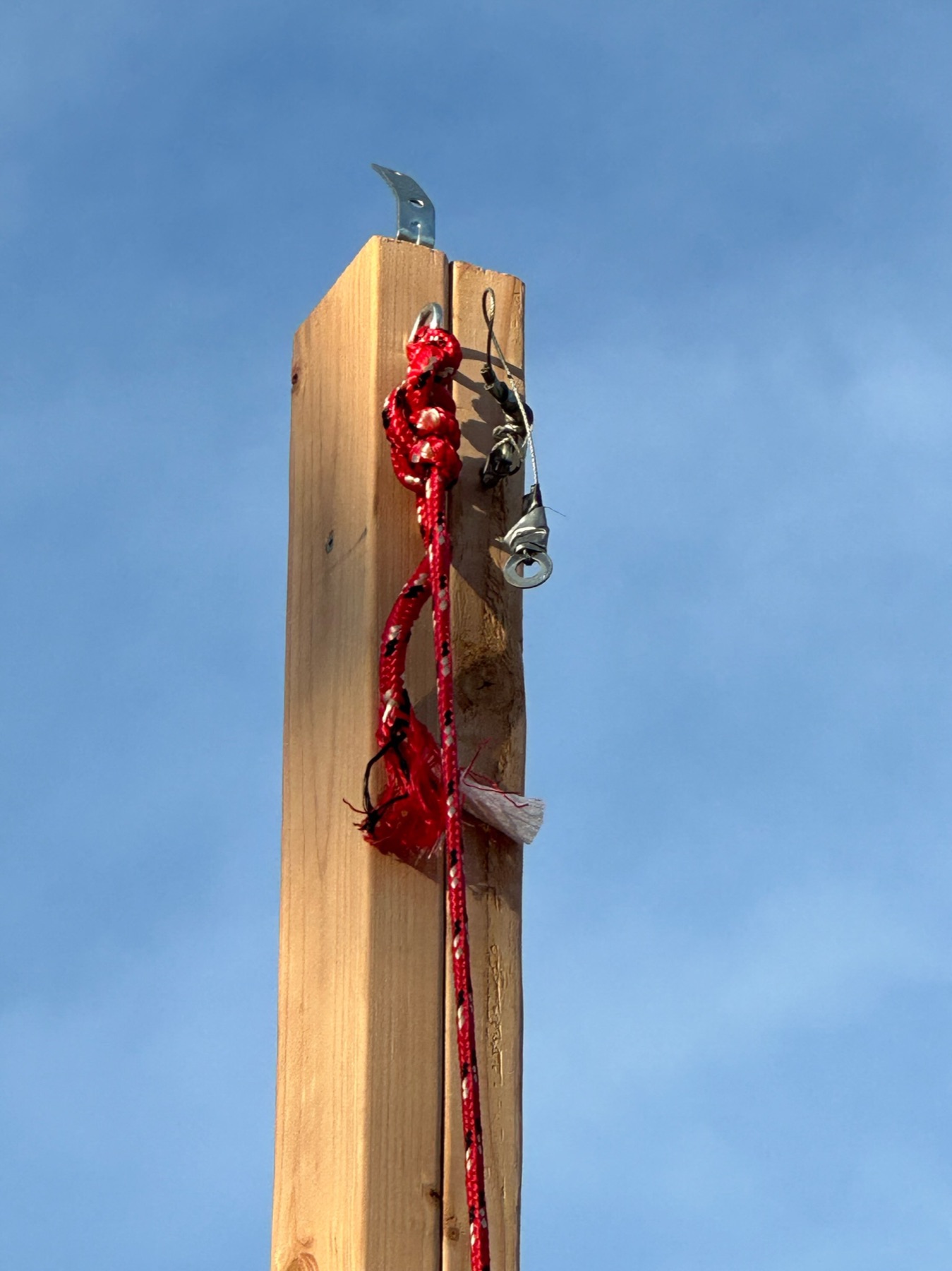 Arm tip bracket, eye hook, cable and rope knot